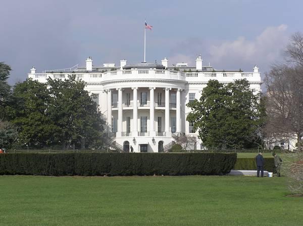 Un american a reuşit să pătrundă cu maşina &icirc;n zona de securitate a Casei Albe