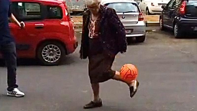 Ar putea să îl întreacă pe Beckham! Rămâi uimit când vezi ce poate să facă o bătrână cu mingea