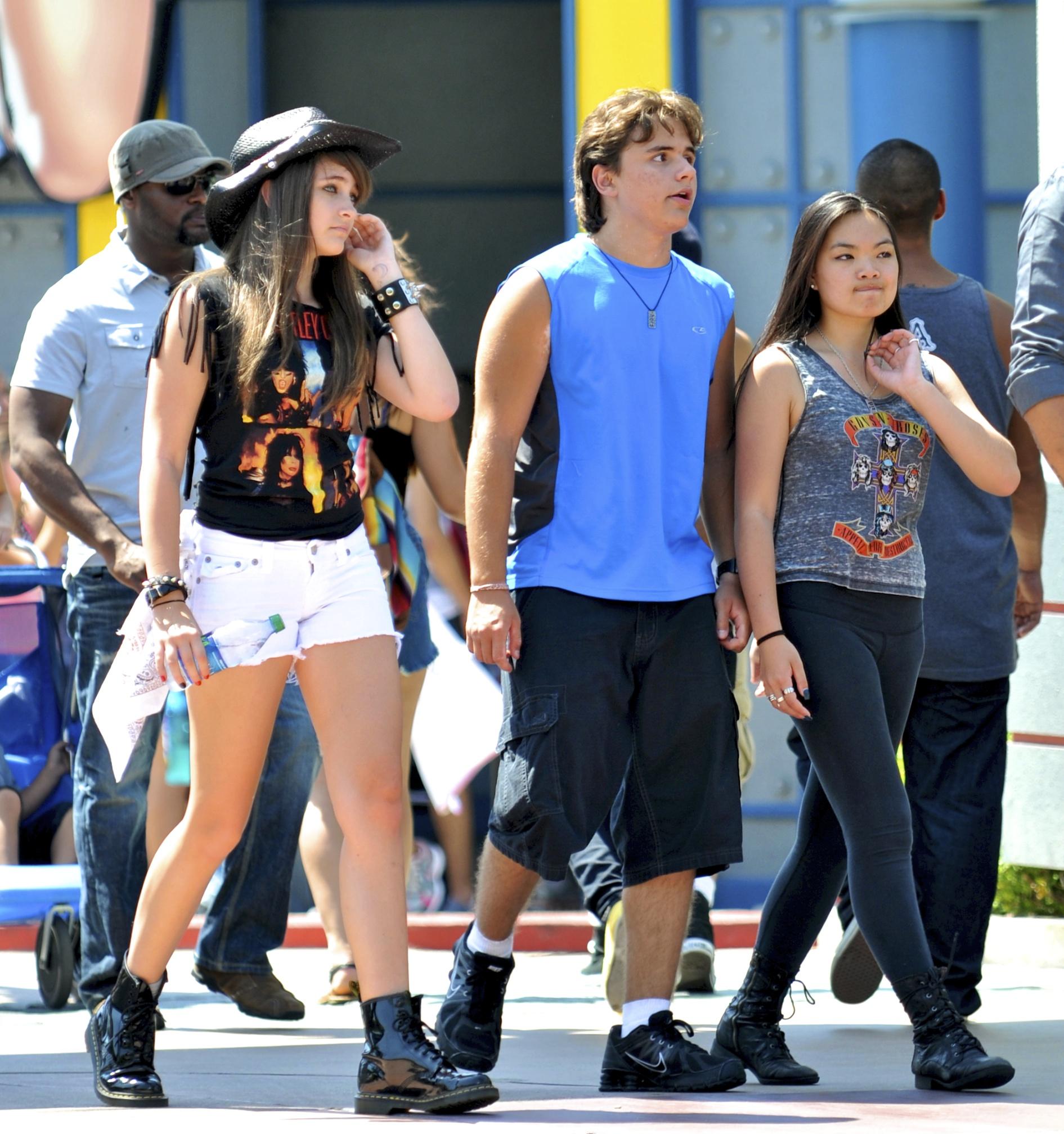 N-o să-ți vină să crezi ce alocație au copiii lui Michael Jackson!