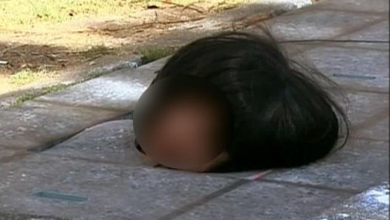 VIDEO! Doamne, ce SPERIETURĂ: Trecătorii au fost îngroziți de un cap de manechin căzut pe stradă