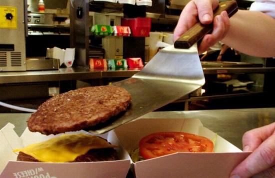 Măn&acirc;nci la FAST-FOOD? NU şi pe 15 mai, c&acirc;nd vor avea loc proteste &icirc;n toată LUMEA