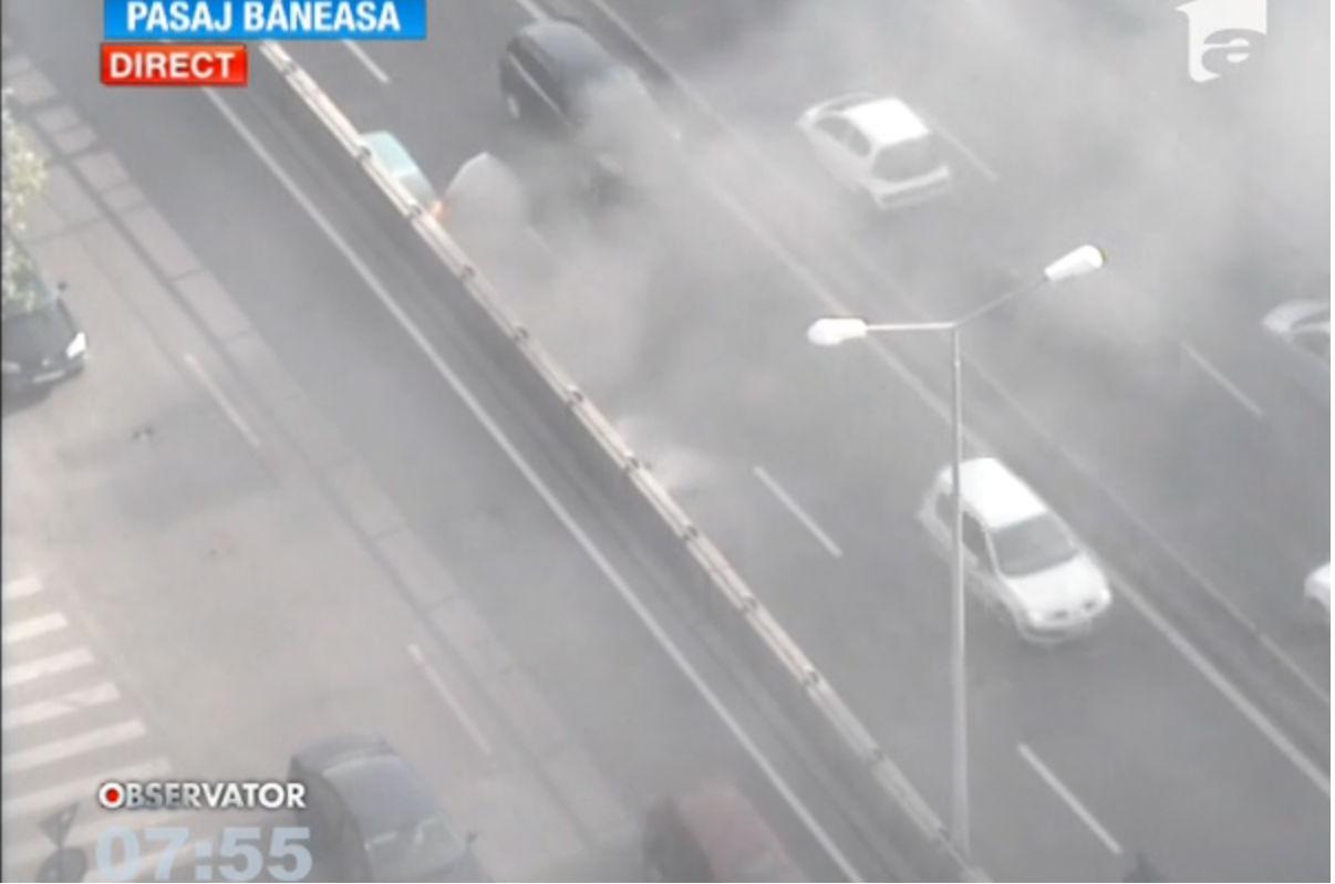 Ultimă oră! Maşină &icirc;n flăcări la ieşirea din Pasajul Băneasa