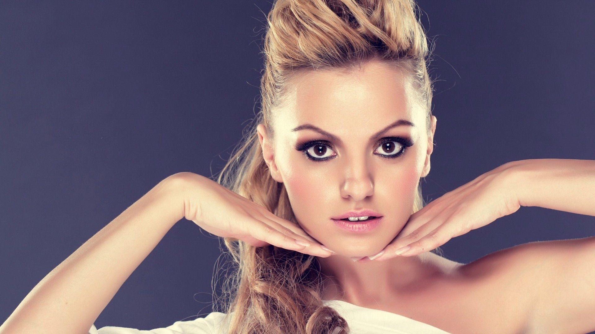 Alexandra Stan revine &icirc;n lumea muzicii cu un scurt-metraj muzical