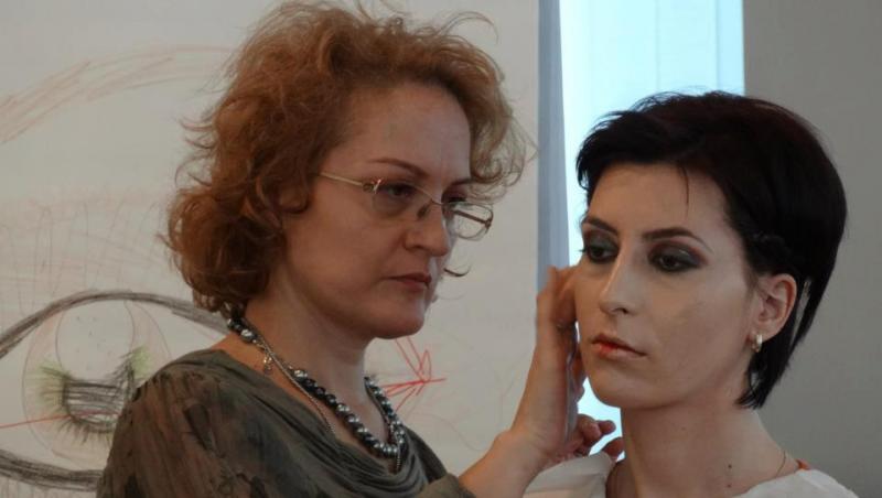 Mirela Vescan, make-up artist la Intact Media Academy, prezintă ultimele tendinţe în machiaj