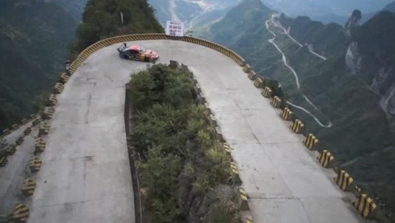 VIDEO! Iubitorii de mașini vor rămâne MASCĂ: Face drifturi pe unul dintre cele mai periculoase trasee din lume!