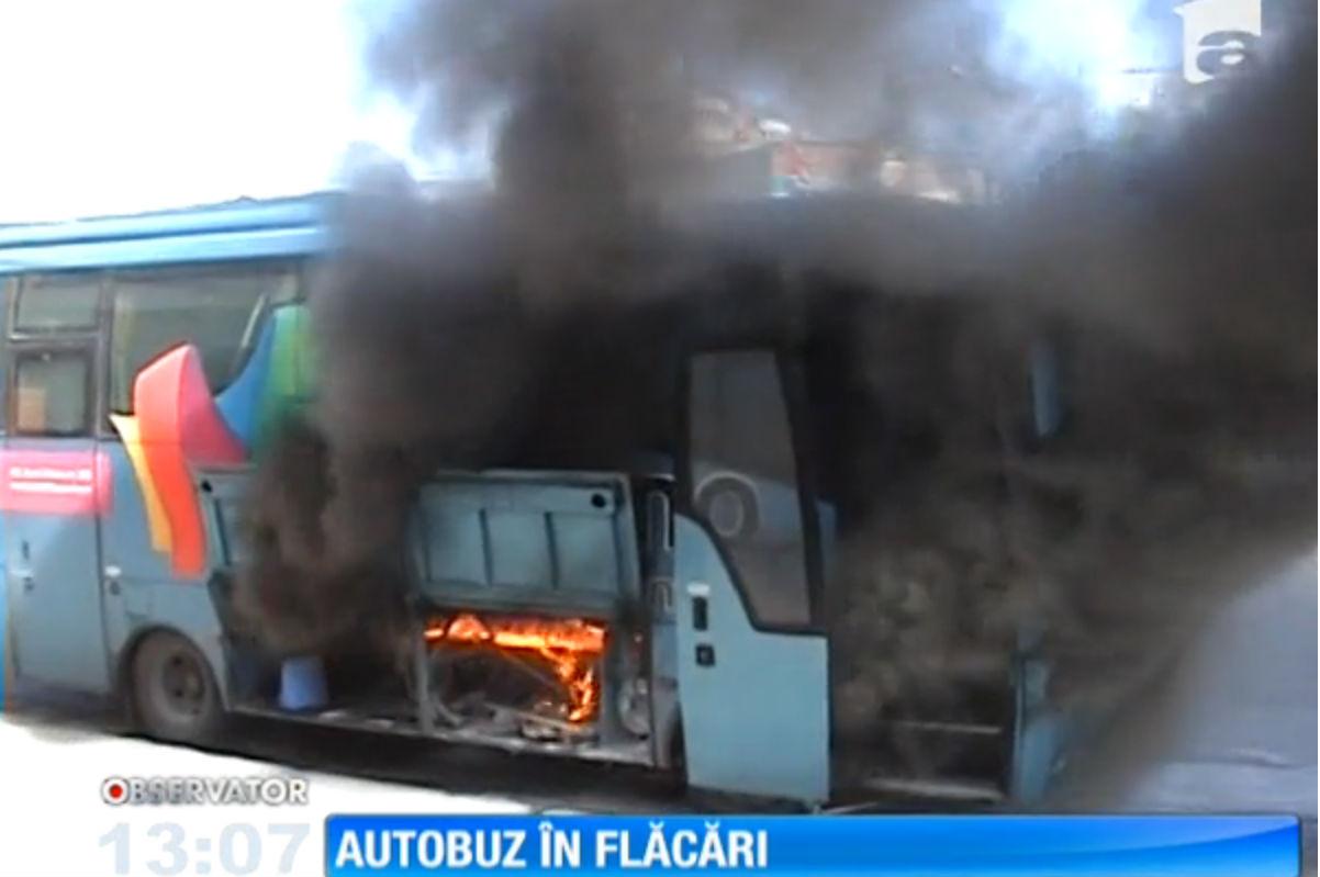 Clipe de coşmar &icirc;n Constanţa! Un autobuz a luat foc