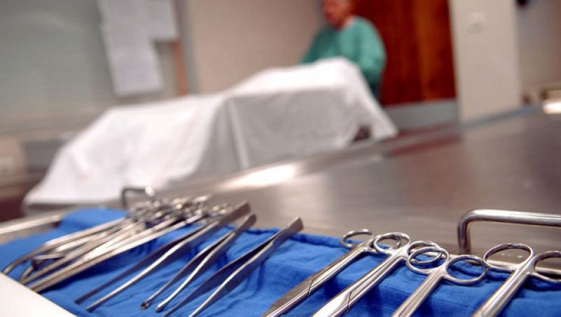 Atenție, imagini DURE! Peste o mie de oameni au luat parte la o AUTOPSIE realizată în PUBLIC