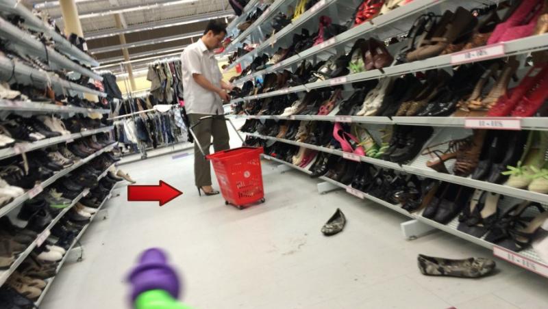 FOTO: Să-şi pună ochelari! Înconjurat de sute de pantofi, un BĂRBAT a ales MODELUL ăsta! Toţi au râs de el