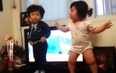 VIDEO: Cei mai TARI bebeluşi! Vezi dansul ce a strâns peste 13 milioane de vizualizări