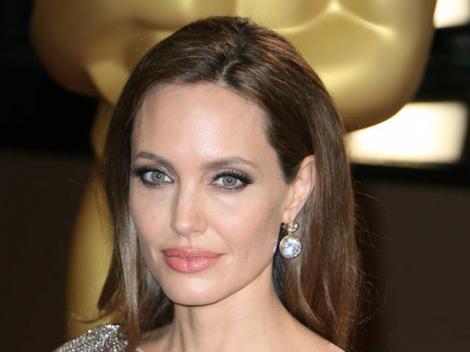 Asta să fie cauza kilogramelor în minus? Tabloidele americane anunţă că Angelina Jolie are cancer