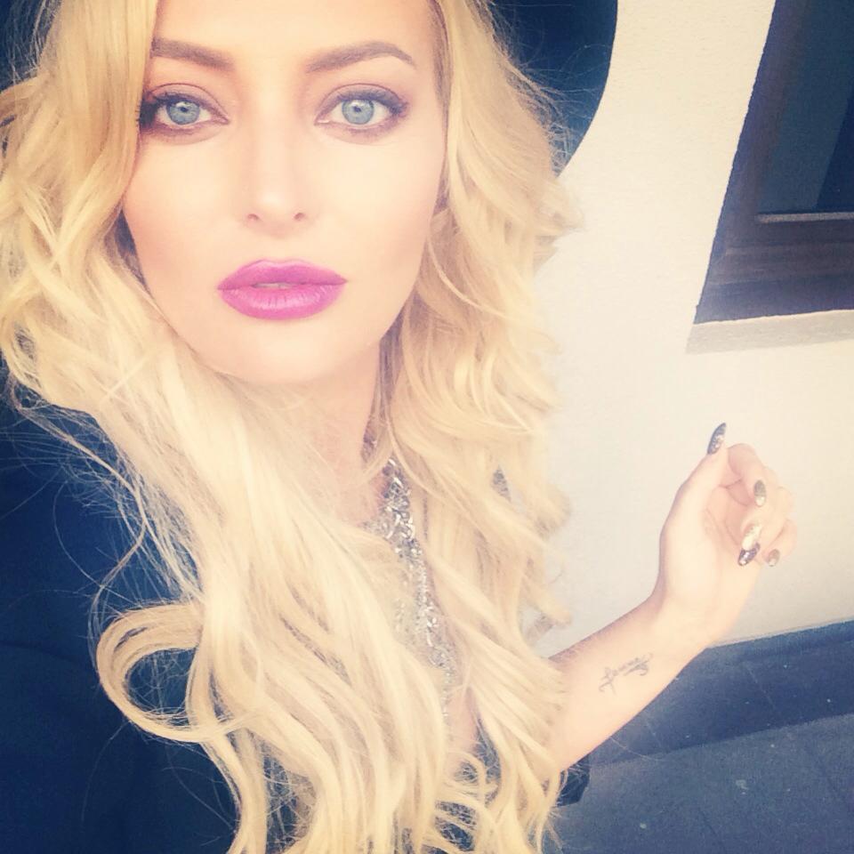 Se vede că a venit vara! Delia, jurata X Factor, are un abdomen de invidiat!