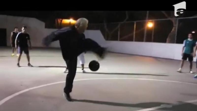 Un campion la trucuri cu mingea a făcut spectacol pe teren, deghizat într-un bătrânel