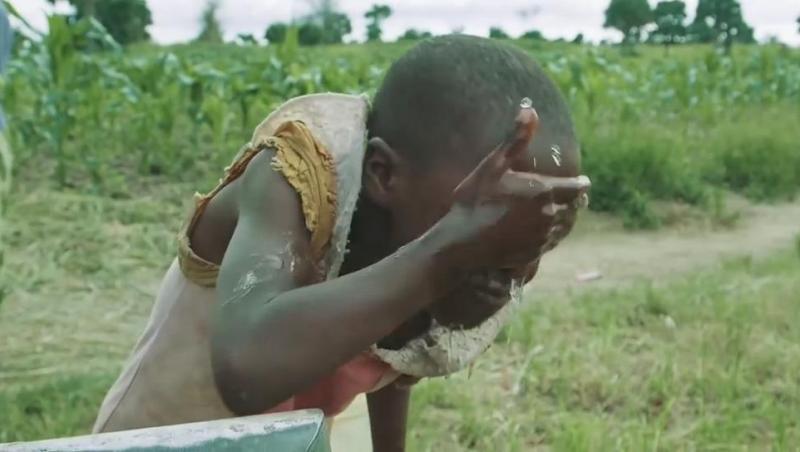 Copiii din Zambia, atunci când primesc apă potabilă pentru prima dată