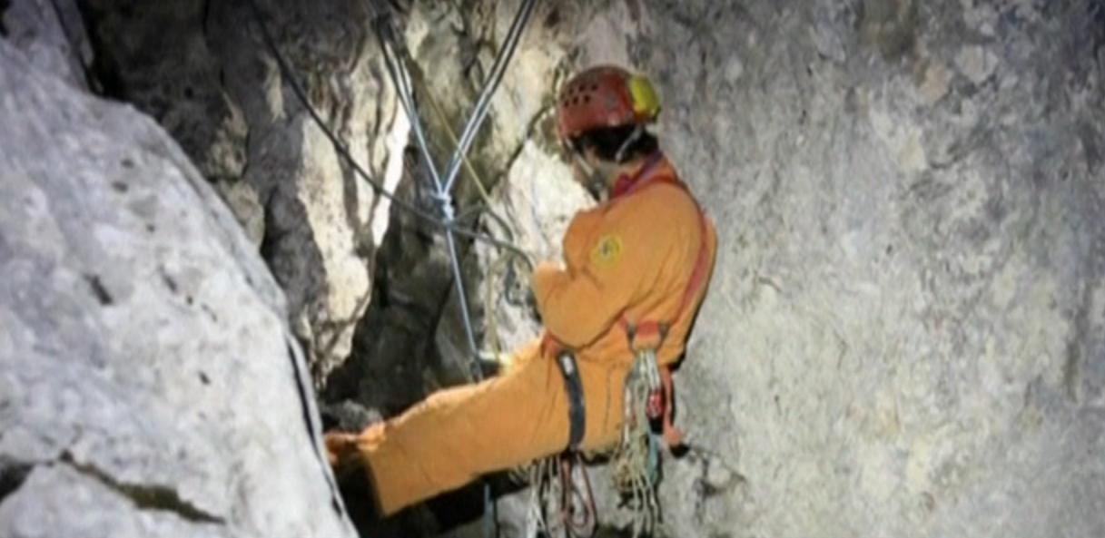 Salvatori din patru ţări &icirc;ncearcă să salveze un geolog blocat intr-o peştera