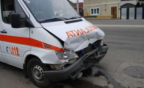 Ambulanţă distrusă de TIR. TREI oameni au murit