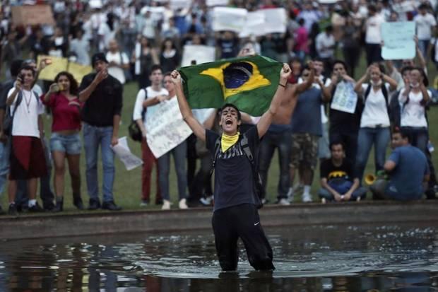 Debut cu st&acirc;ngul pentru CM 2014: Proteste violente au loc la Sao Paulo!