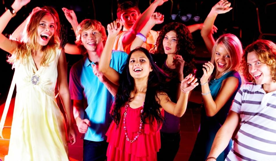 De la bal... la spital! Doi adolescenţi de 14 ani au băut p&acirc;nă au căzut din picioare