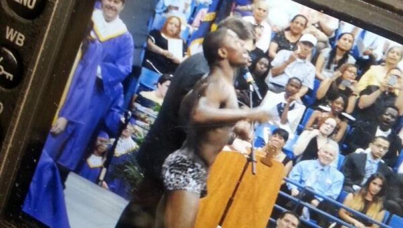 VIDEO! Un elev a făcut striptease la ceremonia de absolvire a liceului