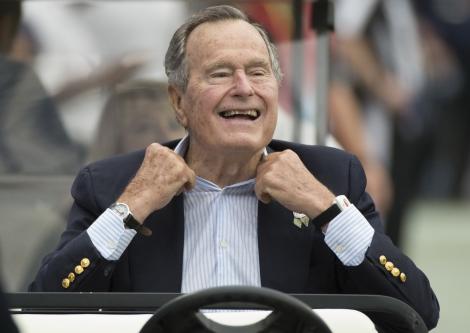 Aniversare la înălţime: George Bush Sr. a sărbătorit împlinirea a 90 de ani printr-un salt cu paraşuta