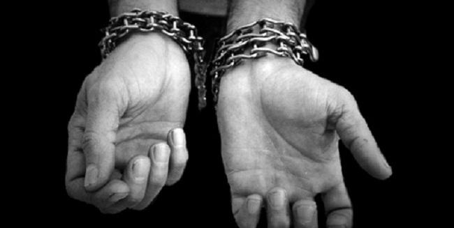 INUMAN! Bărbaţi fără adăpost, torturaţi ore &icirc;n şir de doi adolescenţi