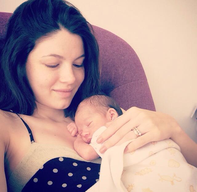 Primele imagini cu fetiţa Ancăi Lungu, la &rdquo;Castel&rdquo;! Prințesa Linguriță e mai telegenică dec&acirc;t mama ei!