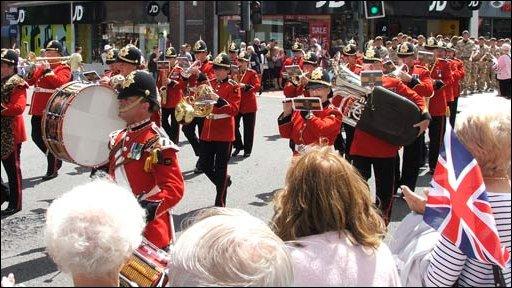 Peste o mie de soldaţi ai casei regale au defilat &icirc;n cadrul paradei de Ziua Reginei
