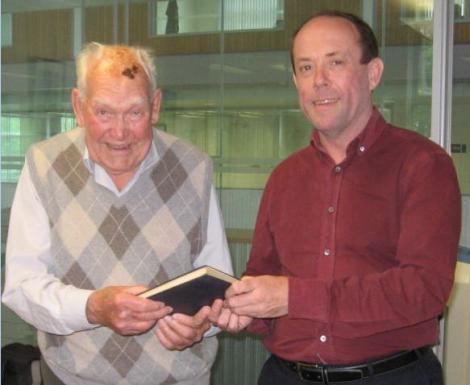 Un bătrânel de 91 de ani a primit o amendă de 6.000 de euro pentru că a uitat să înapoieze o carte... Timp de 61 de ani