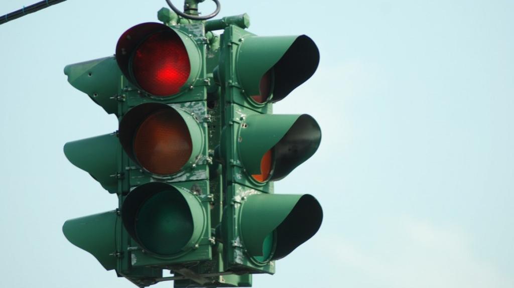 VERDE la ilegalităţi! Se &icirc;nt&acirc;mplă &icirc;n Rom&acirc;nia! Doi bărbaţi băuţi au furat un semafor!