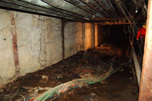 ŞOCANT! T&acirc;năra care a născut &icirc;n subsol, &icirc;nchisă cu lacătul! Necropsia, făcută publică