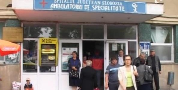 ȘOCANT! O t&acirc;nără stă de trei zile cu pruncul mort &icirc;n p&acirc;ntec