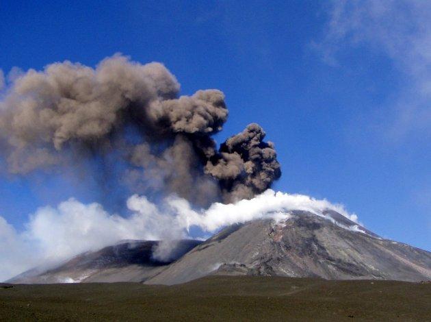A erupt vulcanul Etna. Un aeroport din Sicilia a fost &icirc;nchis