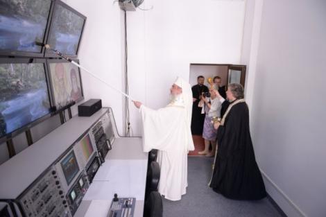 Imaginile zilei! Patriarhul Daniel a sfinţit un studio de televiziune cu trafaletul
