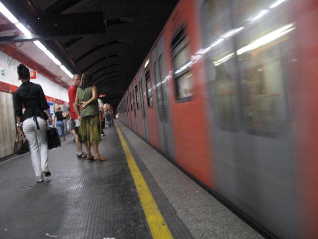 Nu doar la Piața Romană se &icirc;nt&acirc;mplă! Metroul din Roma, inundat după o ploaie puternică