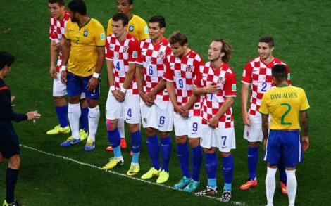FOTO! Rușinicăăăăă! Fotbaliștii croați surprinși goi după ce au pierdut în fața brazilienilor!