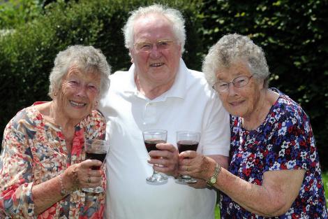Viaţa bate filmul: Ei sunt cei mai bătrâni tripleţi din lume! De 85 de ani, sunt nedespărţiţi!
