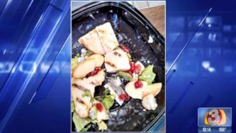 HALUCINANT! O femeie a găsit o lamă de ras în salată!