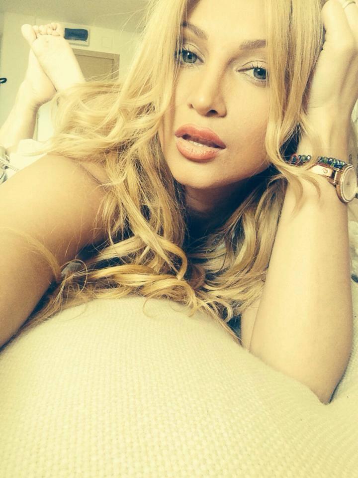 Lora &icirc;l imită pe Alex Velea: Uite cum c&acirc;ntă "Din vina ta"!