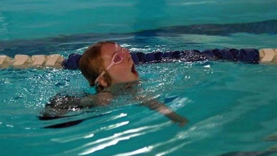 Te vor trece toate apele! Fetița fără picioare și fără o m&acirc;nă &icirc;noată perfect