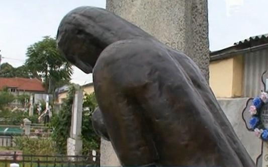 Replicile operelor lui Br&acirc;ncuşi, cu lipici la hoţi