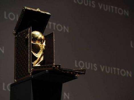 Trofeul Campionatului Mondial de Fotbal va ajunge în Brazilia într-o casetă Louis Vuitton