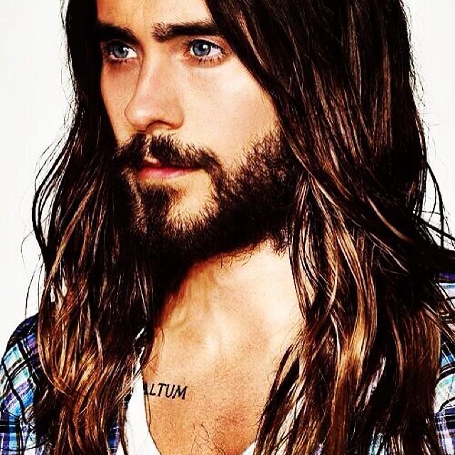 Idolul femeilor, de nerecunoscut: Jared Leto a renunţat la barbă &icirc;n favoarea unei mustăţi