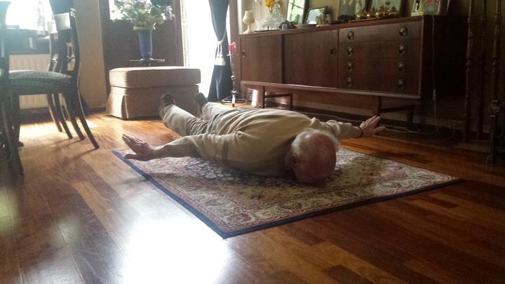 La 93 de ani, bunicul lui Van Persie a pozat &icirc;n stilul nepotului, după golul marcat contra Spaniei