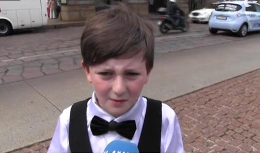Micul pianist a cărui mama a sf&acirc;rşit pe o trecere de pietoni, premiat la Milano!