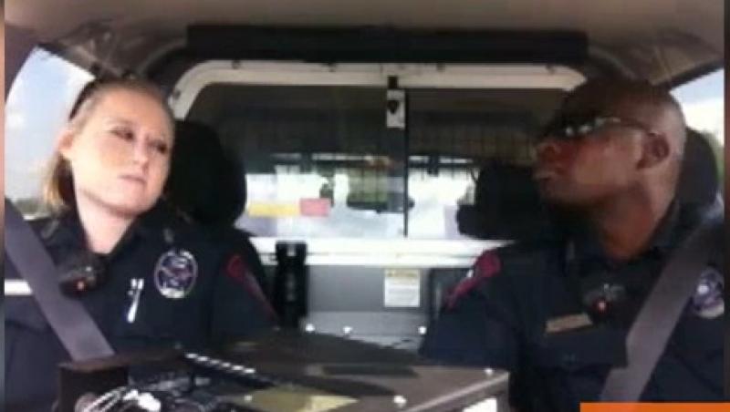 Fac furori pe internet! Doi poliţişti, un el și o ea, au devenit vedete după ce au imitat-o pe Katy Perry