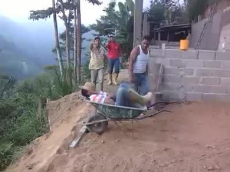 VIDEO: Cum se fac GLUME în Brazilia! Şi-au aruncat prietenul în PRĂPASTIE şi au râs copios
