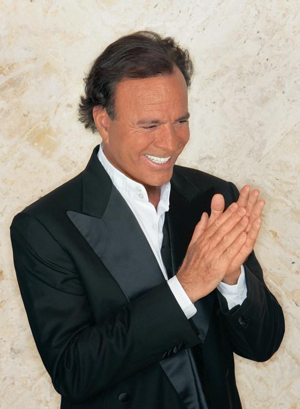 Ce mai colaborare! Julio Iglesias vrea să c&acirc;nte alături de cei mai iubiţi concurenţi X Factor! O să iasă show!