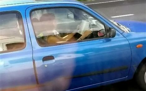Nebunie curată! O femeie a fost surprinsă citind în timp ce conducea cu 112 kilometri la oră!