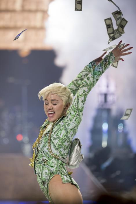 Miley Cyrus a fost jefuită: Vedeta a rămas fără bijuterii şi o maşină de lux