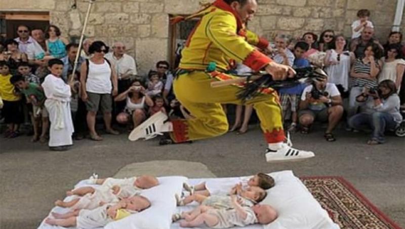 Video ÎNFIORĂTOR! Se pot numi oameni? Uite ce comportament TIRANIC au cu bebelușii lor!