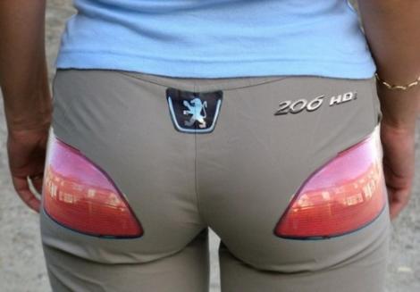 FOTO: Aceștia sunt CEI MAI TURBO pantaloni! Ce ziceți de aceste "stopuri" ale domnișoarei?